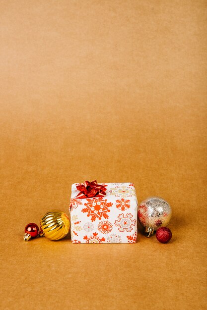 Caja de regalo y bolas de navidad