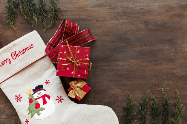 Caja de regalo con calcetín de navidad en mesa