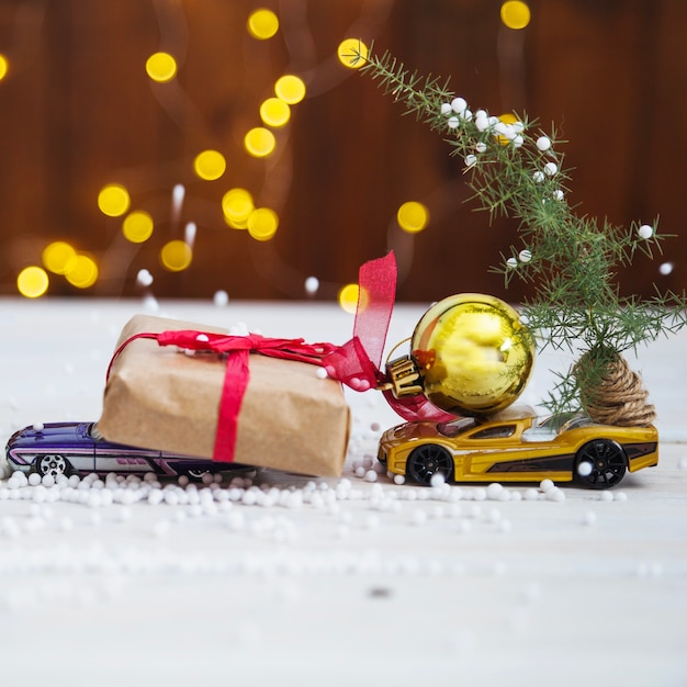 Foto gratuita caja de regalo en coche de juguete