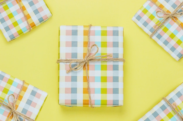 Caja de regalo colorida aislada en amarillo
