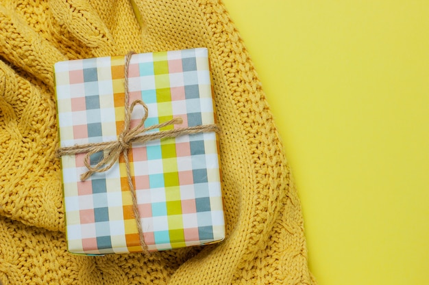 Caja de regalo colorida aislada en amarillo