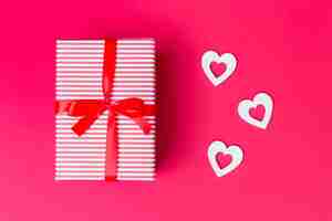 Foto gratuita caja de regalo con corazones blancos en mesa