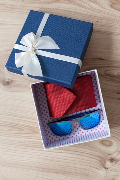 Caja de regalo con corbata y gafas de sol