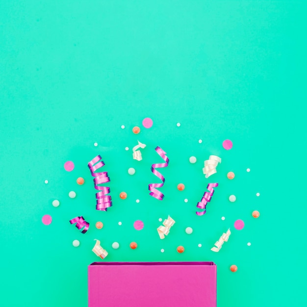 Foto gratuita caja de regalo de cumpleaños con confeti