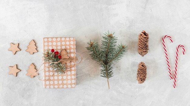 Caja de regalo con decoración navideña en mesa.