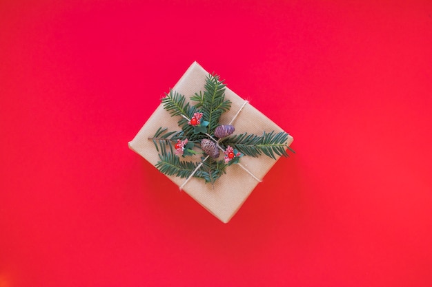 Caja de regalo decorada abeto ramita