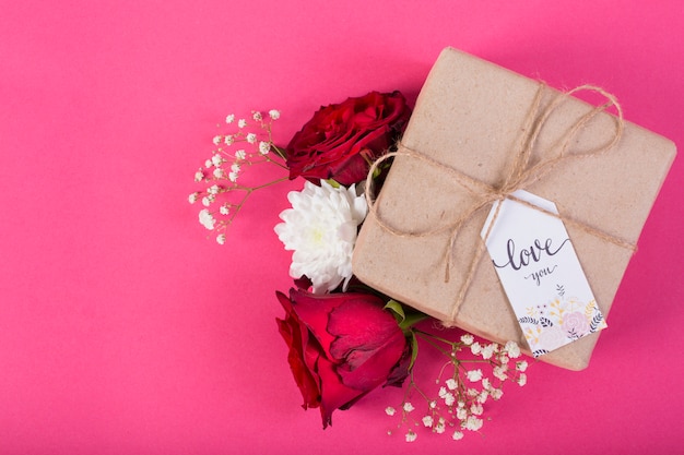 Foto gratuita caja de regalo del día de la madre con flores de flor.