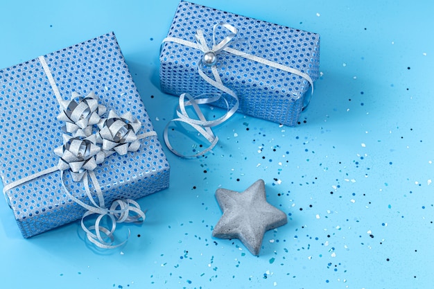 Caja de regalo Envasado en papel azul sobre azul. San Valentín, vacaciones y regalos.