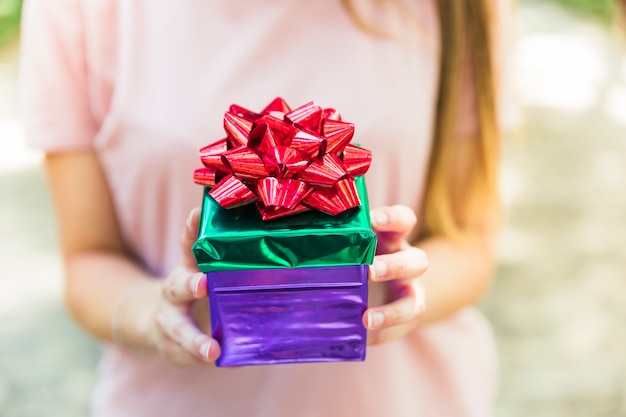 Caja de regalo envuelta de la mano de la hembra