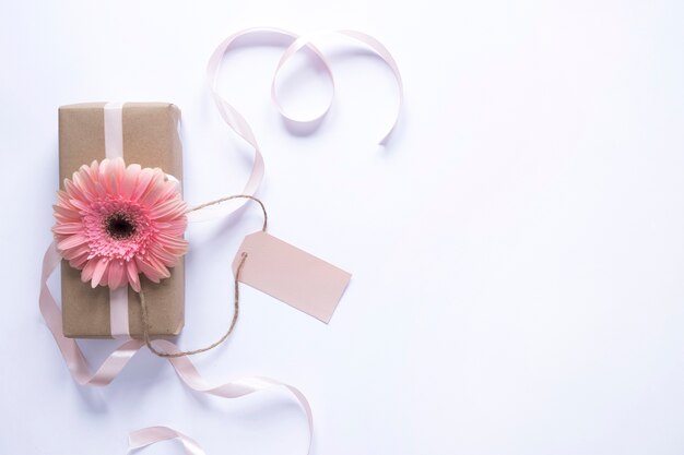 Caja de regalo con flor para el día de la madre