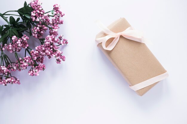 Caja de regalo y flores para el día de la madre