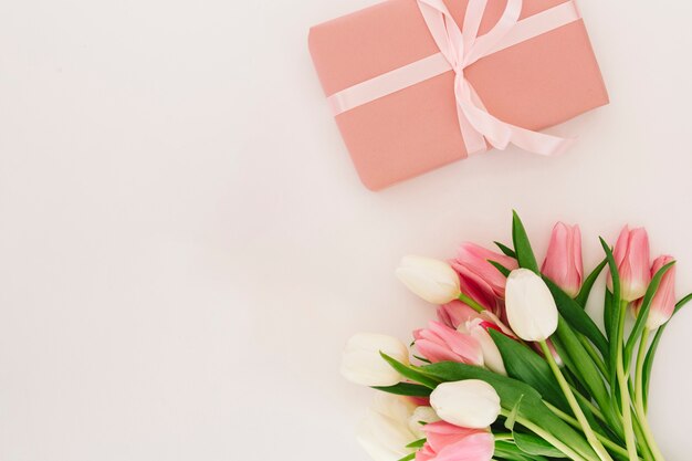 Caja de regalo con flores de tulipanes.