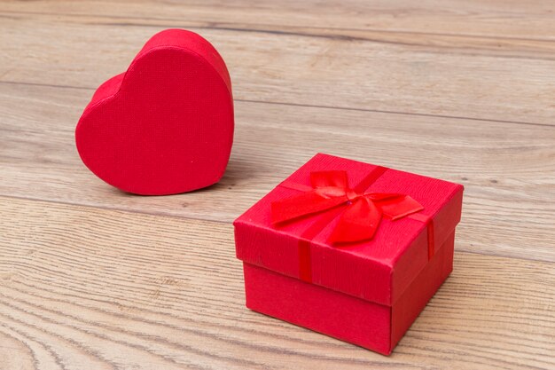 Caja de regalo en forma de corazón en la mesa