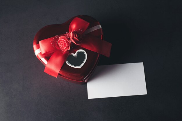 Caja de regalo en forma de corazón con tarjeta de nota en blanco, día de San Valentín