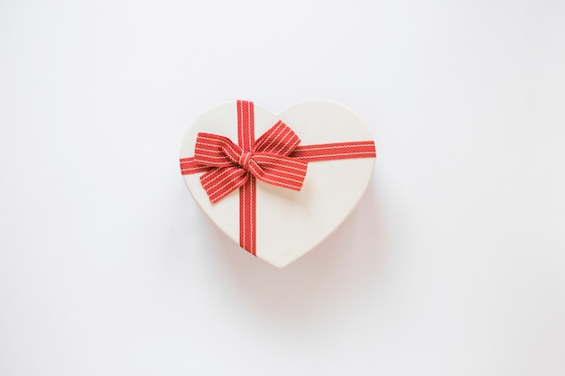 Caja de regalo en forma de corazón.