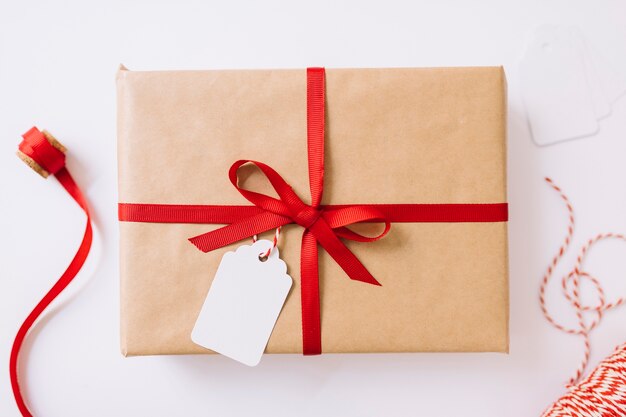 Caja de regalo grande con lazo rojo.