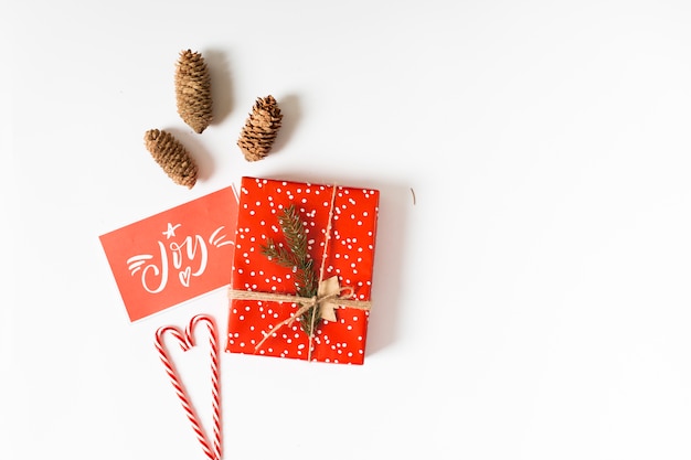 Caja de regalo con inscripción de alegría sobre papel.