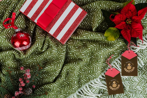 Caja de regalo de navidad y adornos decorativos.