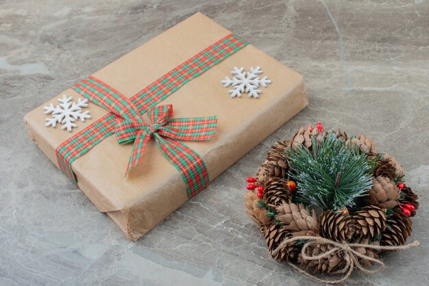 Caja de regalo de Navidad y corona en mármol.