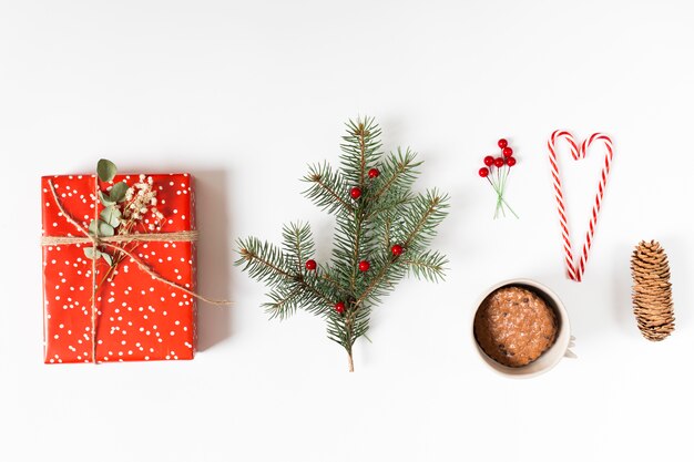 Caja de regalo con rama de abeto y bastones de caramelo.