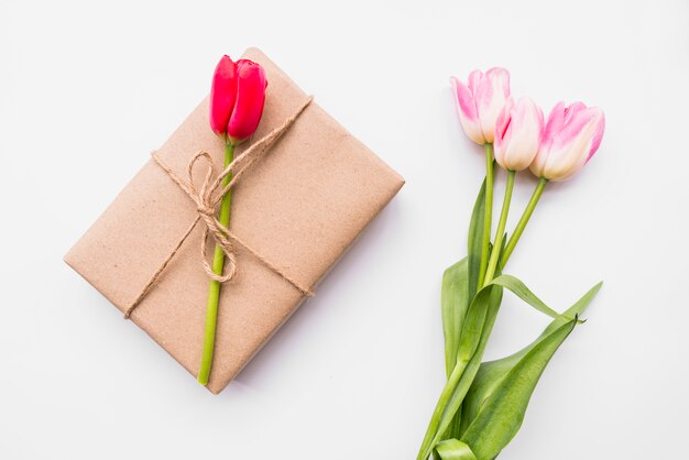 Caja de regalo y ramo de flores.