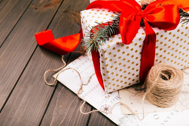 Caja de regalo roja y un soporte de cuerda en el mapa blanco