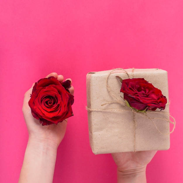 Foto gratuita caja de regalo con rosas rojas.