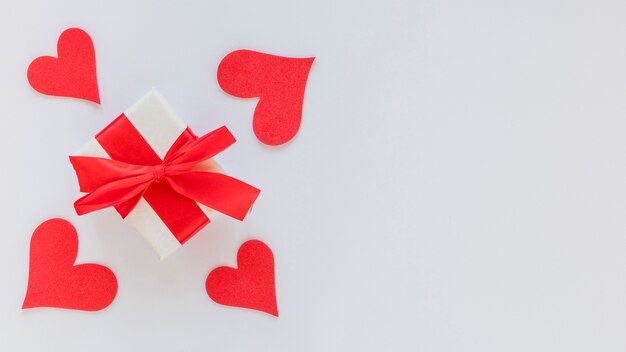 Caja de regalo de San Valentín con arco y espacio de copia