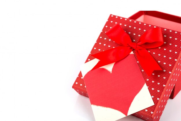 caja de regalo de San Valentín roja y la etiqueta
