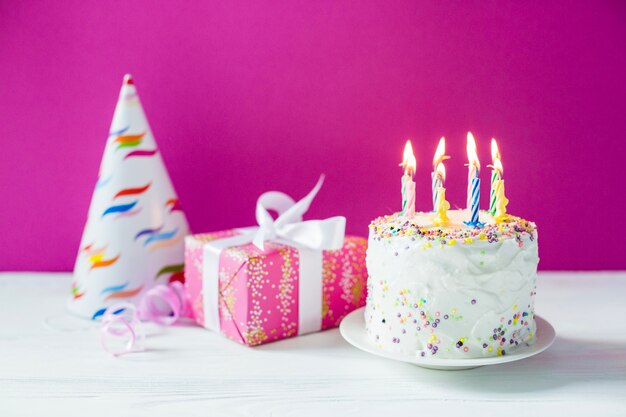 Caja de regalo con sombrero y pastel de fiesta