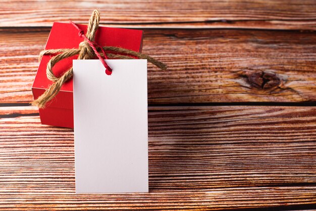 Caja de regalo con tarjeta blanca en blanco.