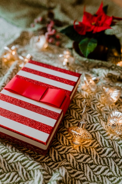 Caja de regalo temática navideña con una flor de Pascua.