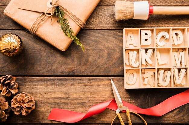 Caja de regalo, tijeras, enganches y letras.