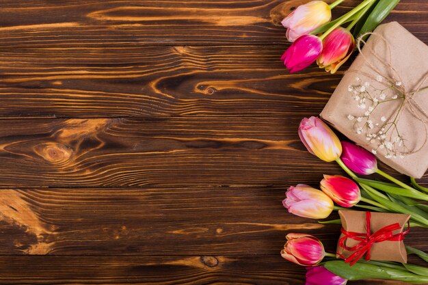 Caja de regalo con tulipanes.