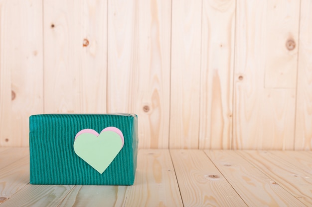 Caja de regalos con corazones de papel