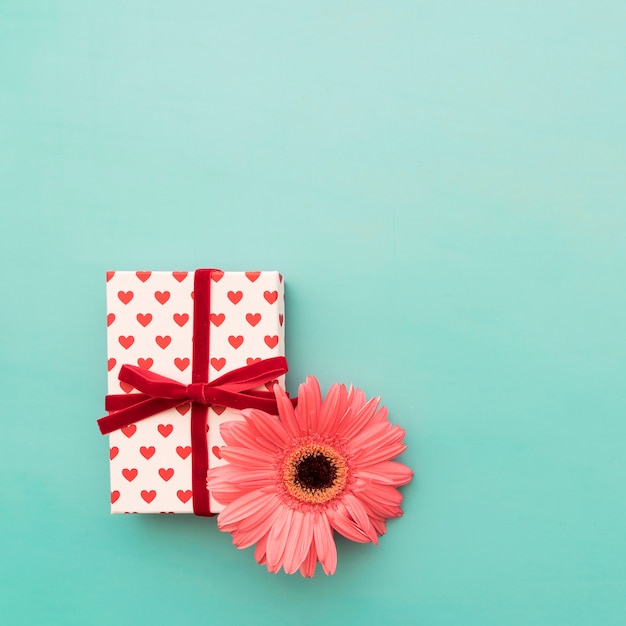 Caja de regalos con diseño de corazones y flor