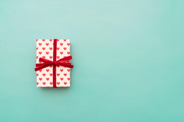 Caja de regalos con diseño de corazones