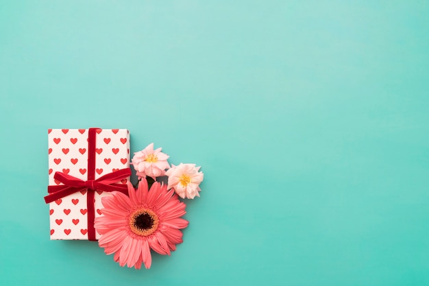 Caja de regalos y flores
