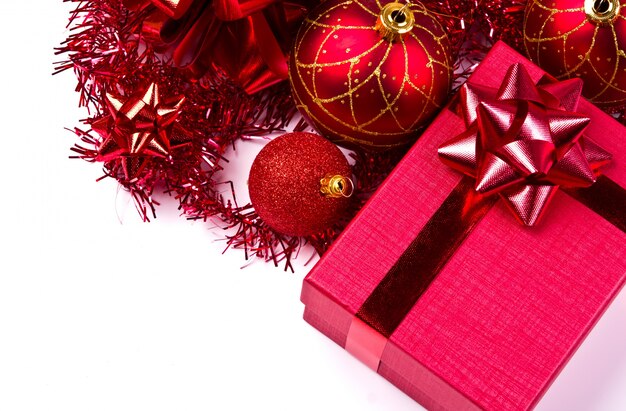 Caja de regalos roja con adornos navideños