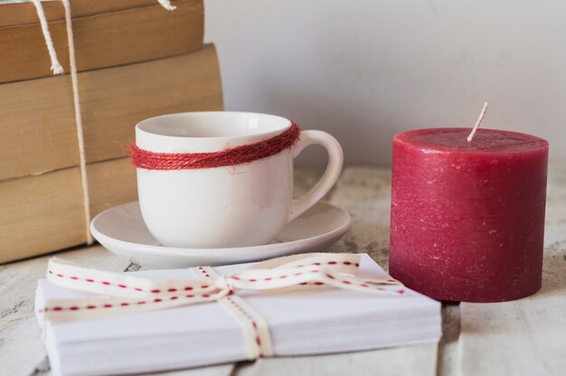 Caja de regalos, taza y vela