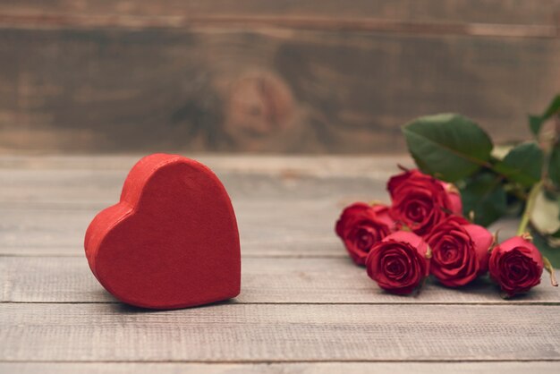 Caja roja en forma de corazón en la madera