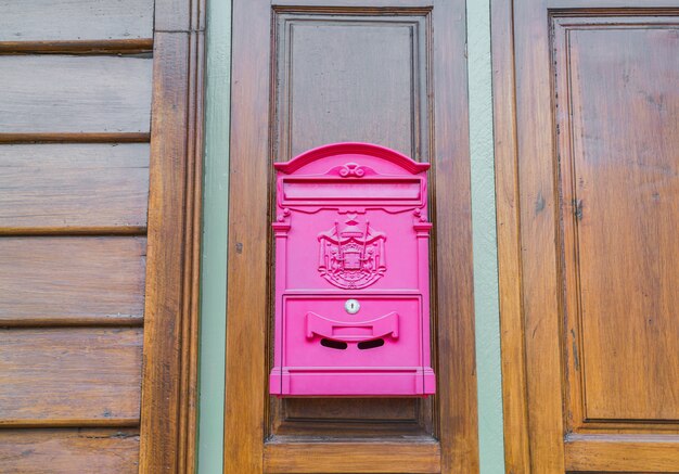 Caja roja en la pared de madera