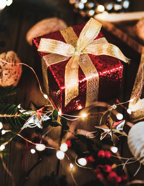 Caja roja presente debajo de un árbol de Navidad