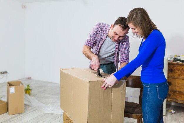 Caja de sellado de pareja alegre