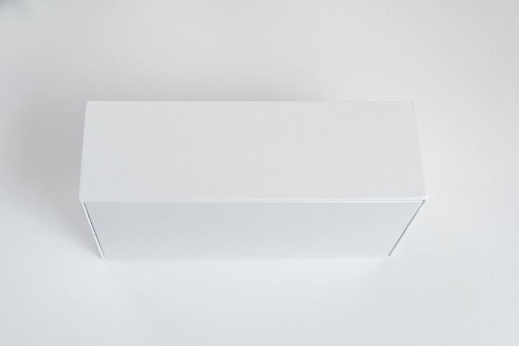Foto gratuito caja de teléfono móvil blanca en el fondo