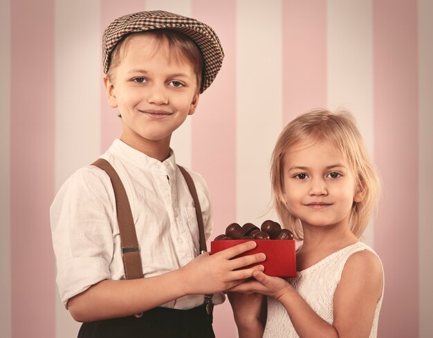 Caja de tenencia linda pareja pequeña con praliné