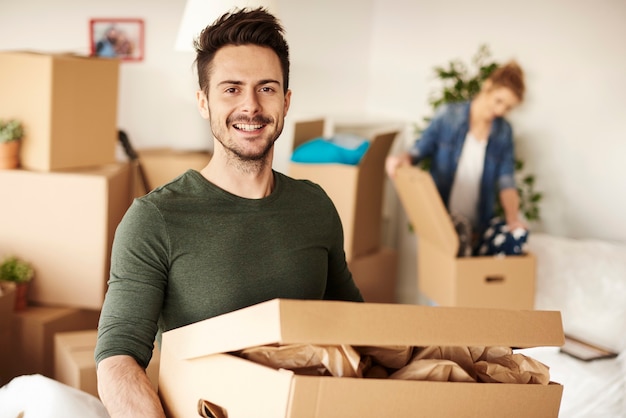 Foto gratuita caja de transporte de hombre para casa nueva