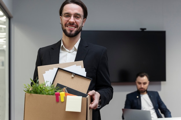 Caja de transporte de hombre sonriente de tiro medio