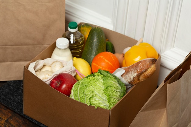 Foto gratuita caja de verduras de ángulo alto en estera