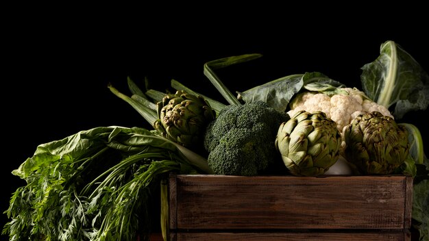 Caja de vista frontal con verduras verdes